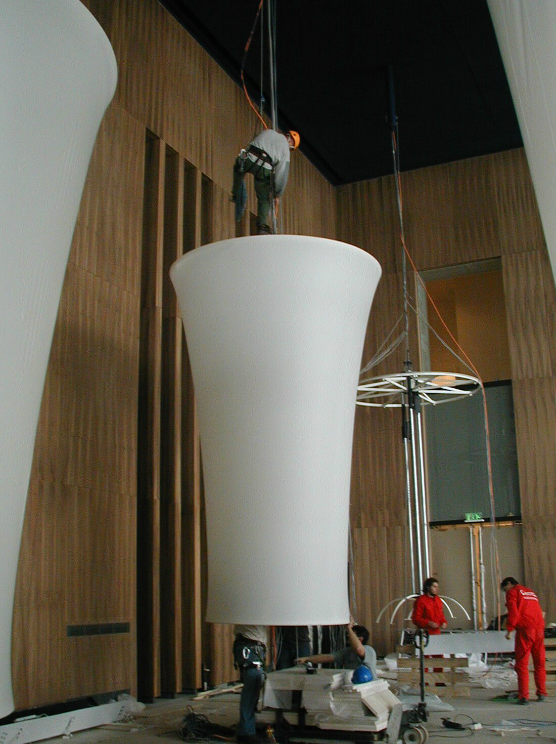 Installation of Ø2,5×4m size chandeliers in Palace of Art